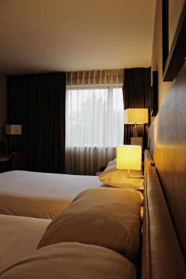 Lancaster Hotel Uxbridge Exterior photo